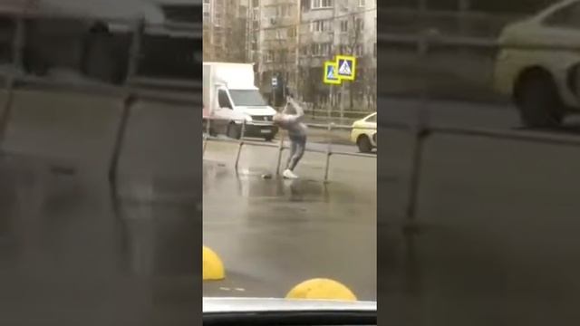 Таксист приехал на заказ