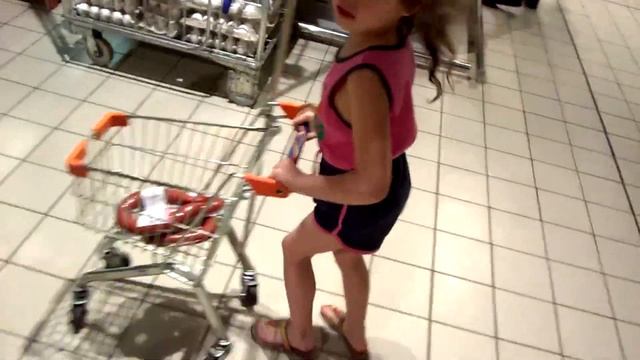 Ляля с Игорьком идут за продуктами в магазин! смотреть онлайн