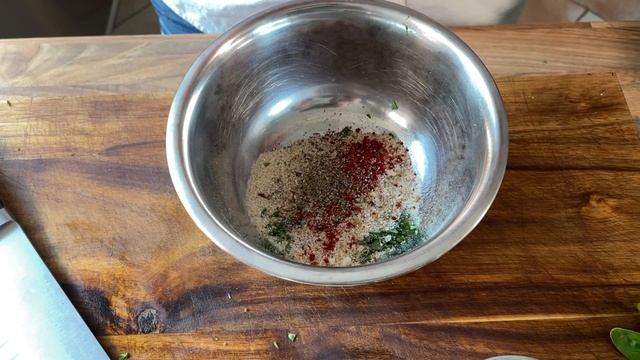 Panierter Schafskäse im Grill gebacken auf sommerfrischen Salat [vegetarisch] смотреть онлайн