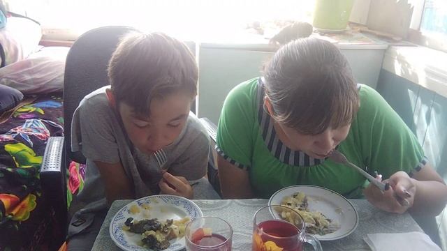 Мукбанг. Картошечка🥔 с грибочками🍄, салатик🥦🥒 и компотик 🥤 смотреть онлайн