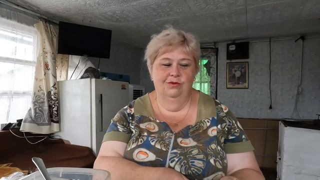 Каждый занимается своими делами. В теплице выросли зубы дракона.  Кабачки готовлю  как мы любим.