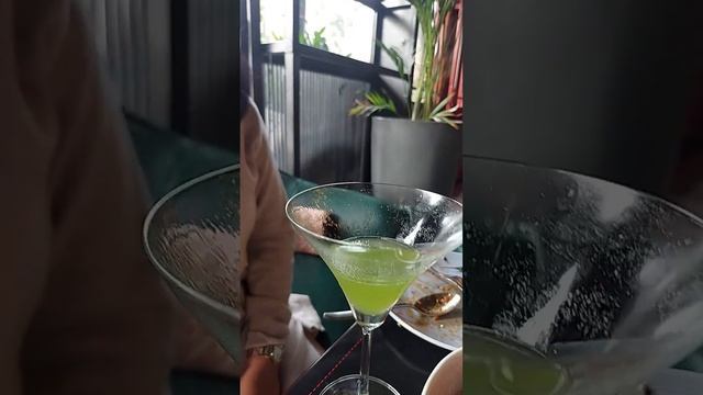 Extra hot Coriander Chilli Martini. смотреть онлайн