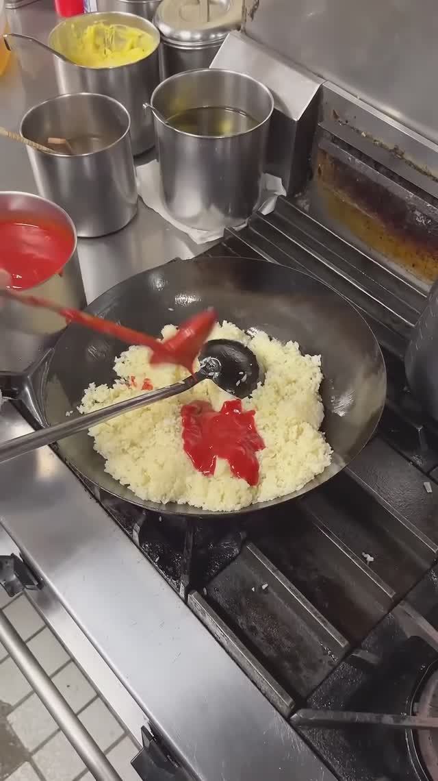 Летающий рисовый омлет за 600 иен! Японская кухня. смотреть онлайн