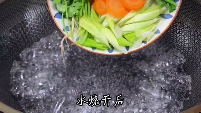 複製醬油的具體做法來了，讓涼菜和麵條味道更鮮香，喜歡就收藏好【古月美食】#醬油 配菜 #香味 #自配 смотреть онлайн