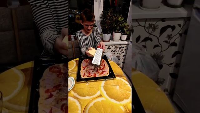 Делаем домашнюю пиццу😋🍕😋🍕😋🍕, полное видео и рецепт смотрите вечером 🌌 смотреть онлайн