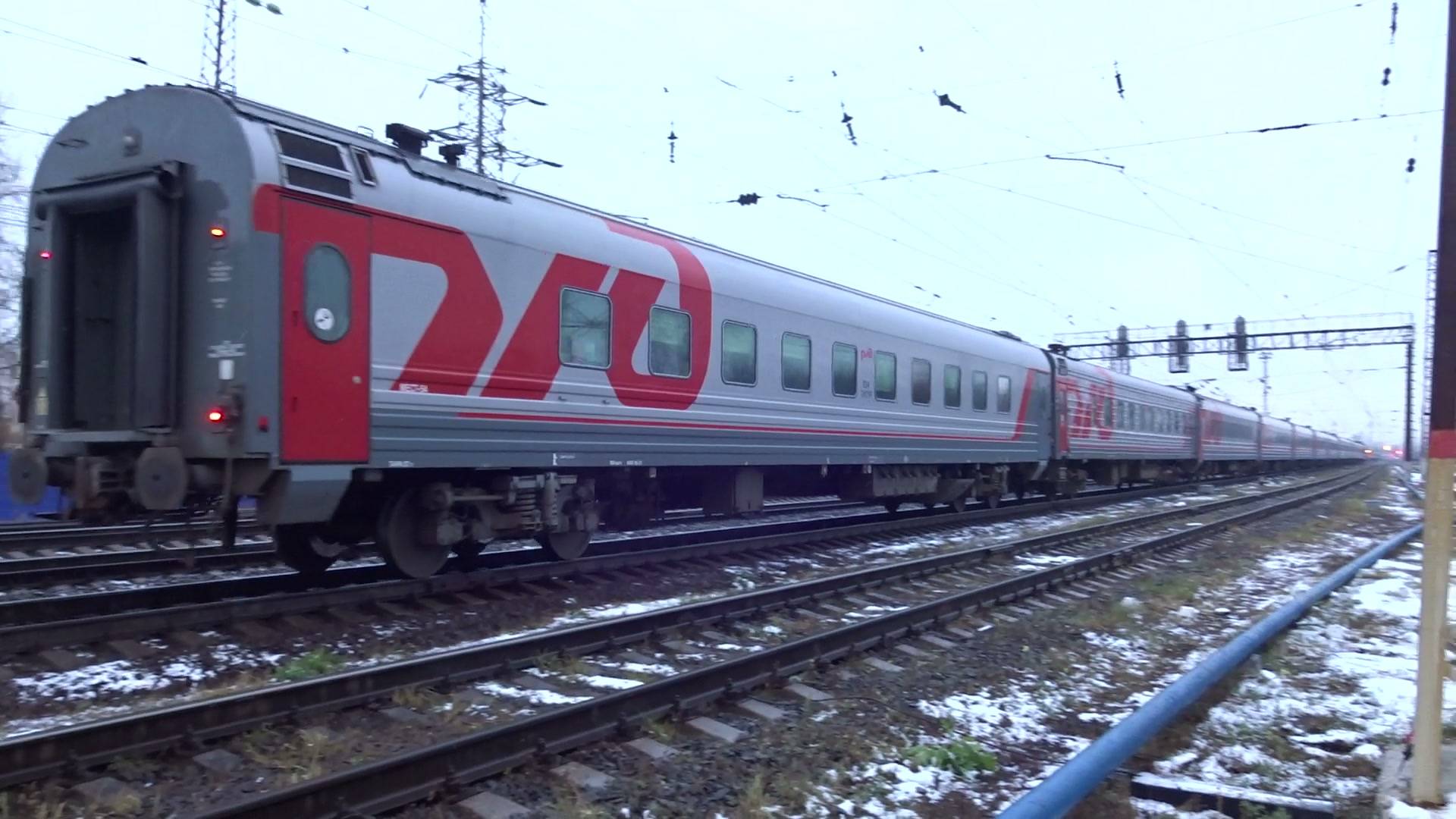 Электровоз ЭП1М-504 с пассажирским поездом прибывает на станцию Нижний Новгород Московский смотреть онлайн