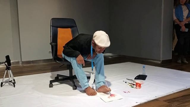 Парень с ДЦП рисует картины ногами