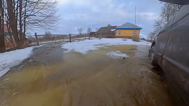 Весенняя речка посреди деревни. смотреть онлайн