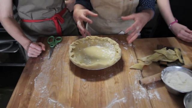 ‘Red Bread’ Blackberry Crumble Pie Recipe Tutorial with Rose Lawrence and Lauren Bowles смотреть онлайн