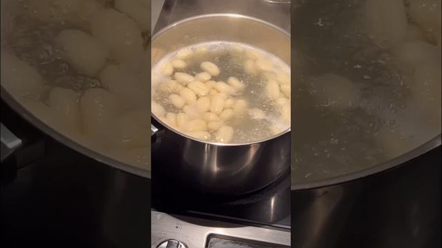 Scallop and gnocchi #scallops #gnocchi #pasta #pastarecipe #seafoodcooking #mykitchen #foodvlog смотреть онлайн