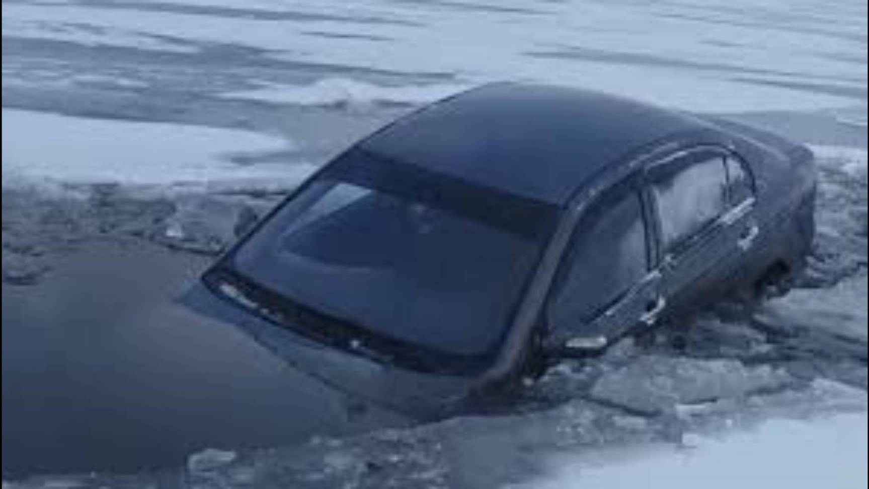 В Архангельской области машина ушла под лед вместе с водителем смотреть онлайн
