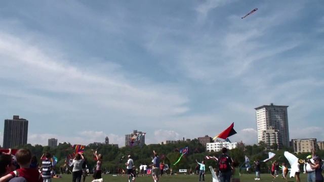 The Grand Launch of 500 plus kites at the Frank Mots Kite Festival смотреть онлайн