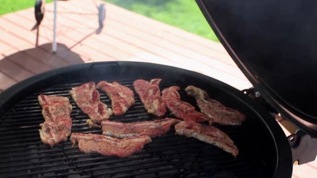 Weber Summit Charcoal Grill - Versatility смотреть онлайн