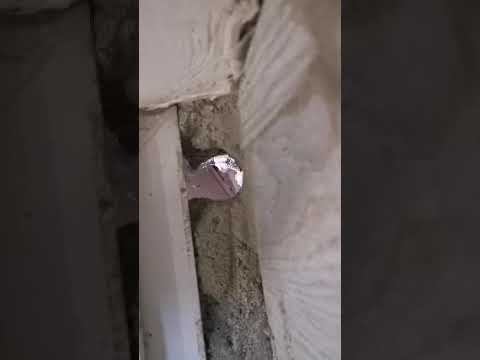 10ти секундный вариант подвода электричества и воды на балкон, без сверления стены смотреть онлайн