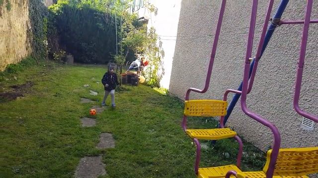 Spiderman et Superchat jouent au ballon смотреть онлайн