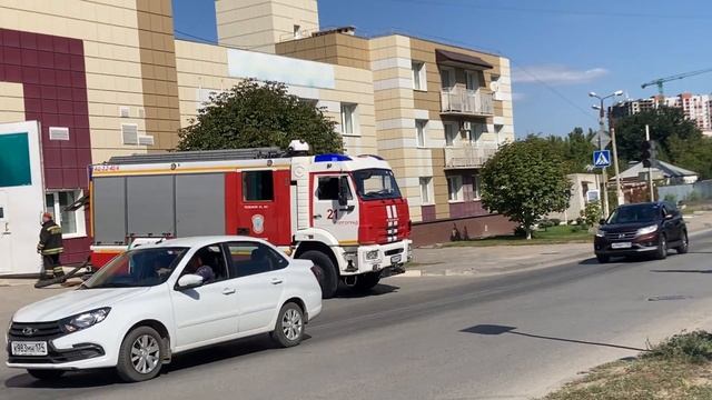 Пожарная машина наполняет водяной бак. Видео для детей смотреть онлайн