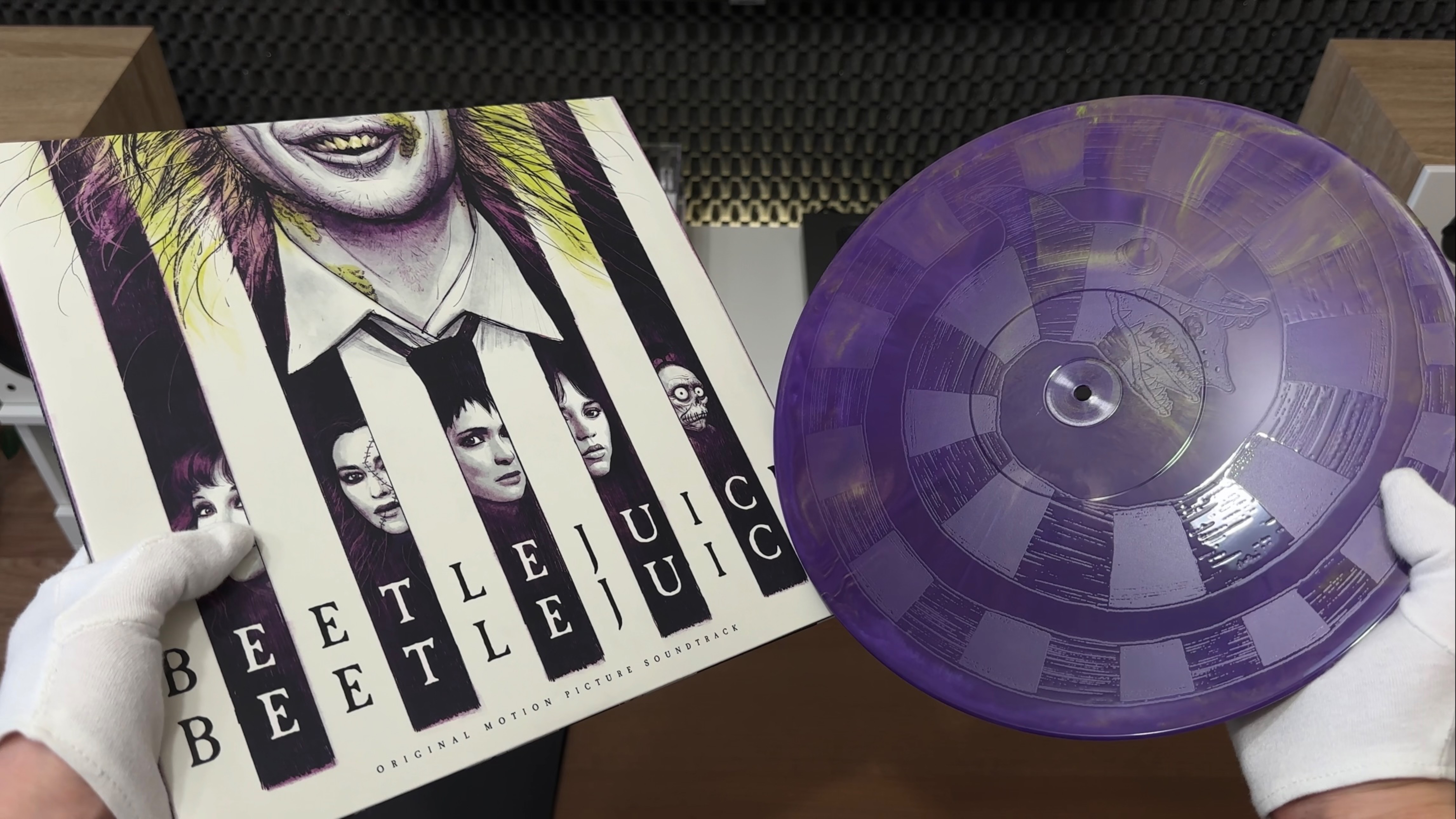 OST Beetlejuice Beetlejuice - Распаковка и обзор виниловой пластинки смотреть онлайн
