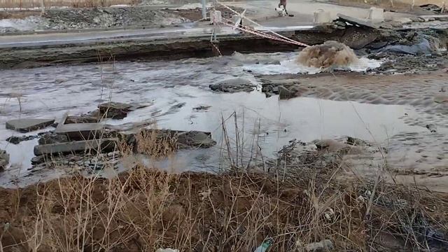 Затопило улицу в Новосибирске... на Виктора Уса смотреть онлайн