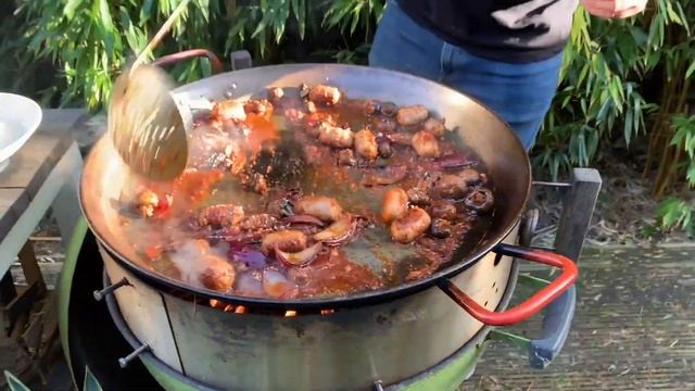 Paella de salchicha, cebolla roja y champiñones | Sausage, red onion and mushroom paella смотреть онлайн