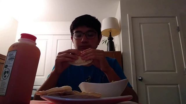 Quesadilla and Guacamole Mukbang смотреть онлайн