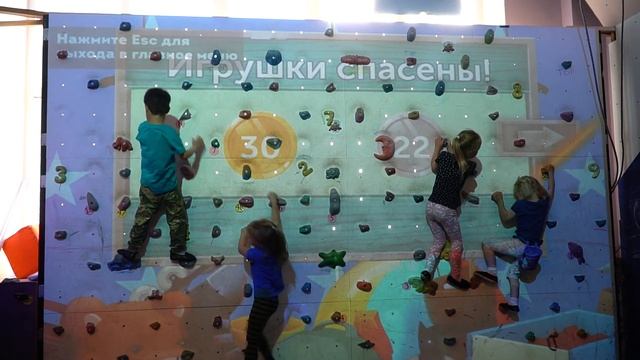 Игры и занятия на интерактивном скалодроме смотреть онлайн