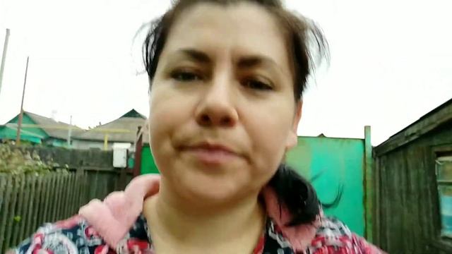 VLOG: 🌳красим во дворе😎 Вика мне помогает, готовлю плов🥘 и оладушки 🥞 смотреть онлайн