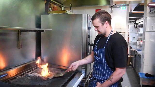 TABASCO® talks with Burgers by Josh - Chilli Cheeseburger with TABASCO® Chipotle Mayonnaise смотреть онлайн