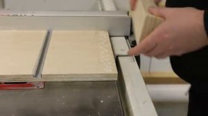 Приспособа для циркулярной пилы.