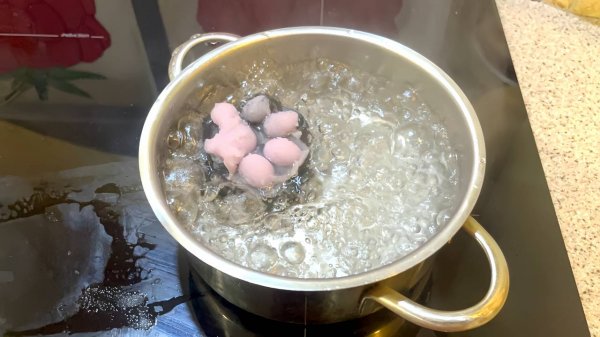 СВАРИЛА ТАБА ЛАПКУ В КАСТРЮЛЕ