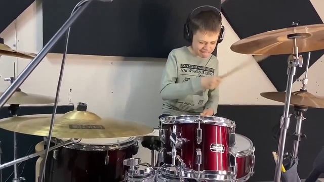 7б - Некрещенная Луна(Барабанный кавер от Ивана Пермякова).mp4