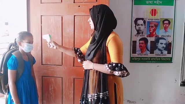 শিক্ষার্থীদের শ্রেণিকক্ষে প্রবেশের সময় ইনফ্রারেড থার্মোমিটার দিয়ে তাপমাত্রা পরিমাপ করা হচ্ছে। смотреть онлайн