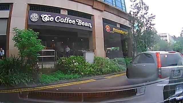 Fierce fighting on the road captured with BlackVue dashcam смотреть онлайн