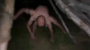 СМОТРИТЕ БЫСТРЕЕ! ЭТО СТРАШНОЕ СУЩЕСТВО ИЗ ЛЕСА СХВАТИЛО ПАРНЯ И ЕГО ДРУЗЕЙ