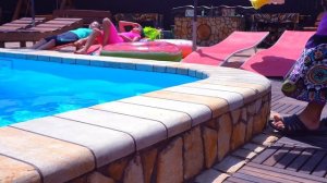 Наглую БАБКУ-СОСЕДКУ Скинули в БАССЕЙН