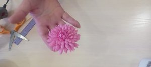 Эти хризантемы из фоамирана можно легко использовать для создания брошей своими руками