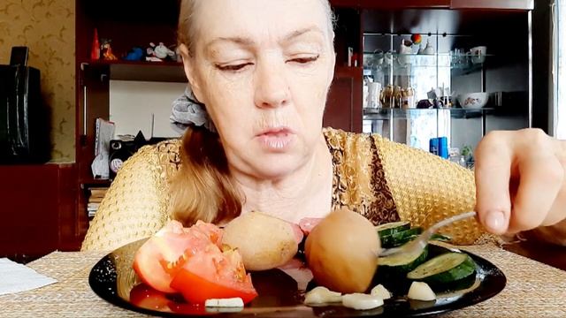 #Mukbang Tatyana eats. Кортоха с моего огорода🥔. Овощи🍅🥒🧄 смотреть онлайн
