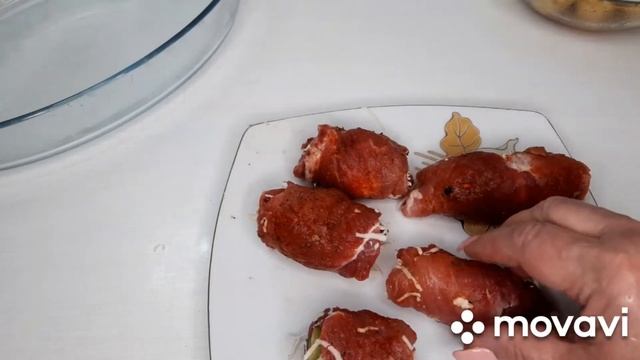 МЯСНЫЕ РУЛЕТИКИ С ОГУРЧИКОМ И МОЛОДОЙ КАРТОШЕЧКОЙ. смотреть онлайн