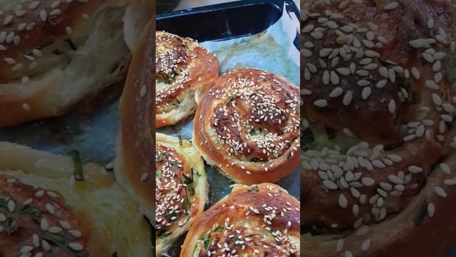 Лепёшки с луком и сыром деткам на обед...😋😋😋👍👍👍 смотреть онлайн