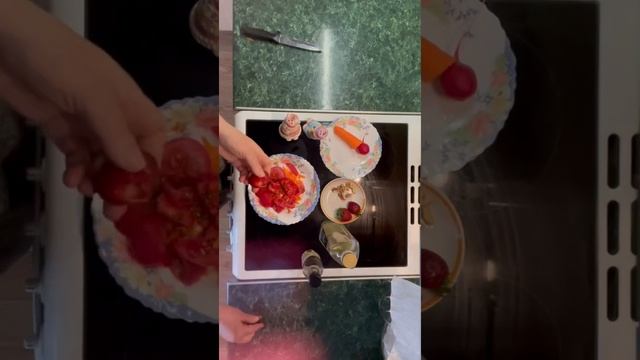 Клубничный салат с помидоркой и морковкой) смотреть онлайн