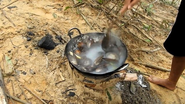 Fresh River Clams With Coconut Water, The Amazing Taste In Winter Season смотреть онлайн
