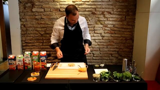 Tapas preparadas con Gazpacho y Salmorejo Don Simón смотреть онлайн