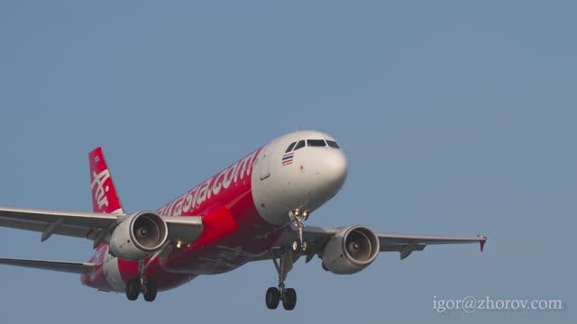 Эйрбас А320 авиакомпании Thai AirAsia заходит на посадку над пляжем Май Као перед приземлением в аэр