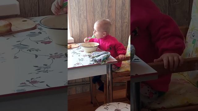 Илюха кушает кашу. Самостоятельный малыш смотреть онлайн
