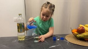 Эксперимент для детей: растительное масло, шипучая таблетка, цветная вода