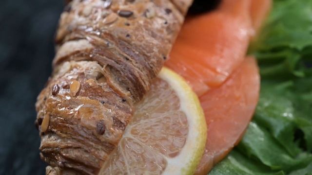 Круассан с лососем смотреть онлайн