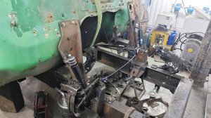 Передние амортизаторы плавающей кабины на подушках ЗИЛ Бычок.