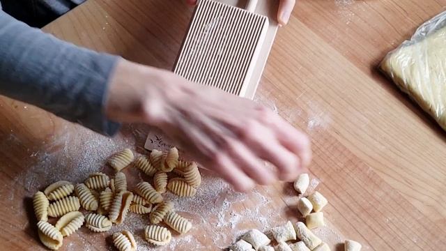 Shaping Cavatelli Pasta смотреть онлайн
