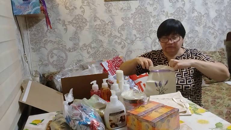 Жизнь в деревне: Подарки от друзей к Новому году смотреть онлайн