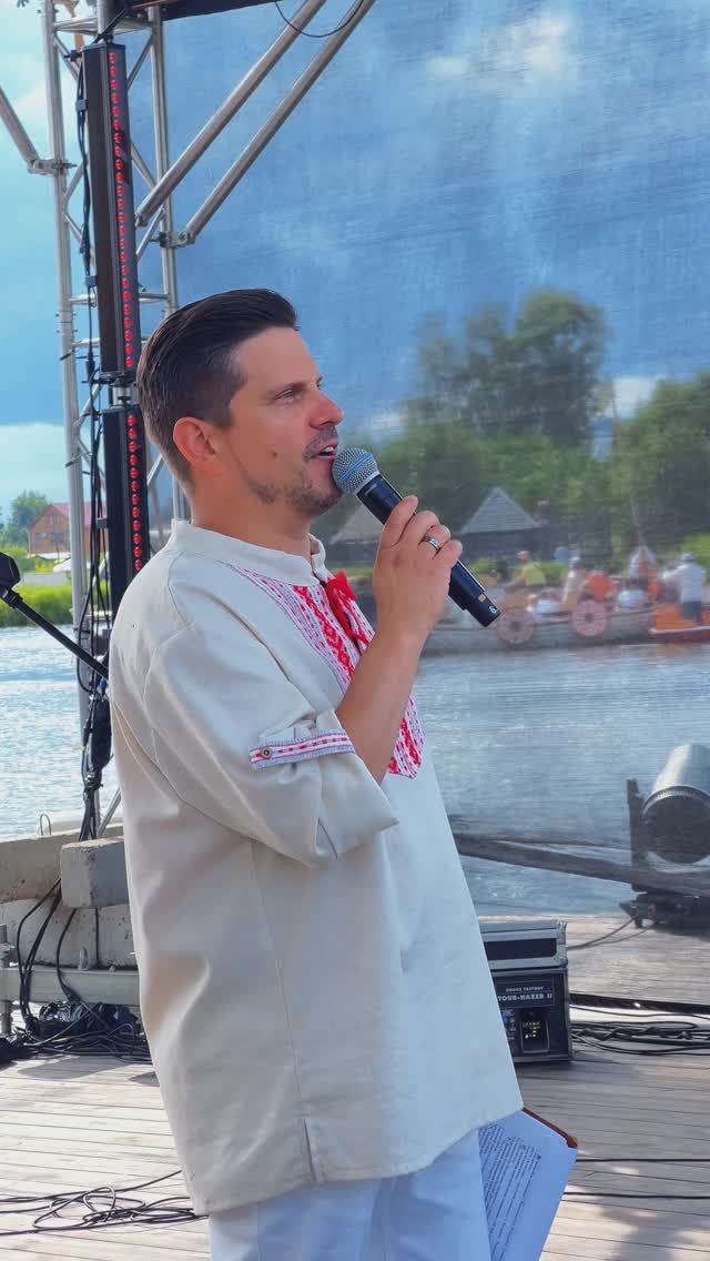 Ведущий Илья Березин