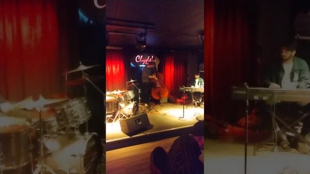 Sunday Jazz at Clyde's Prime Rib Restaurant in Portland Oregon смотреть онлайн